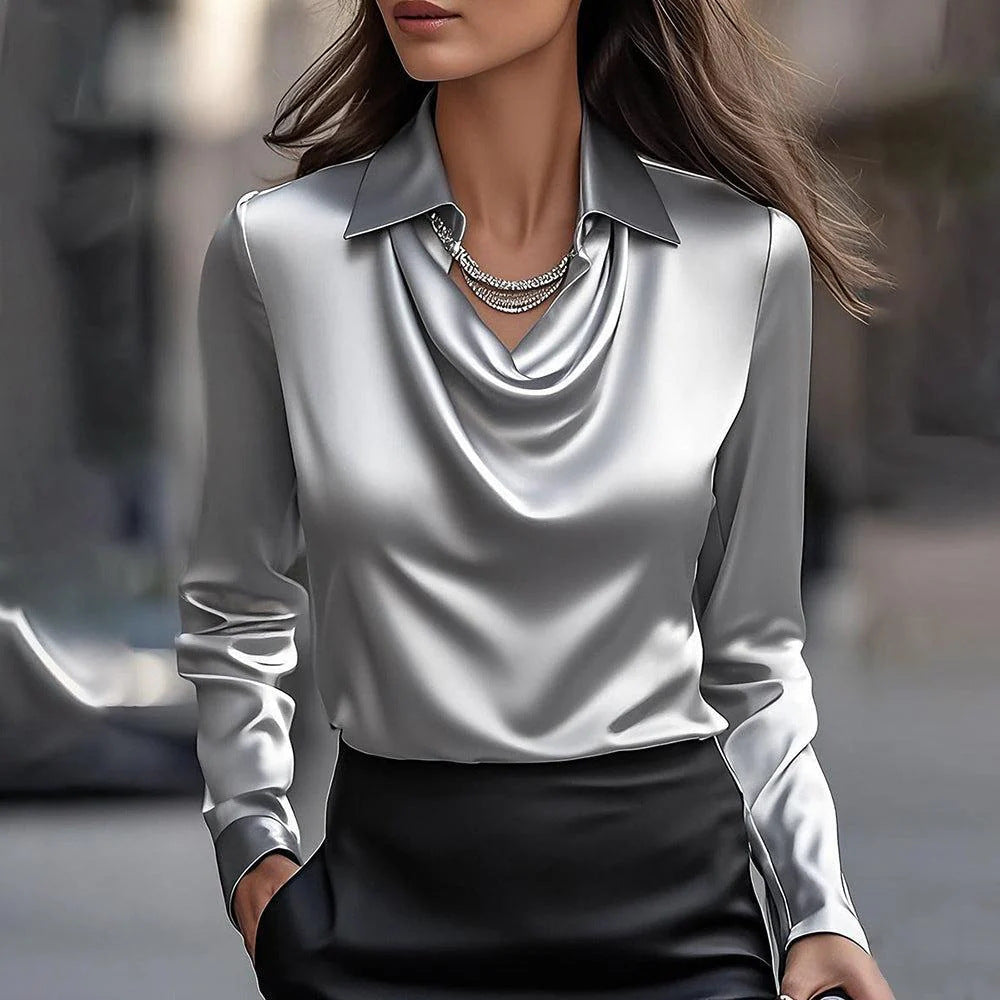Halsia - Glänsande blus med plisserad hals ,  chic & tidlös