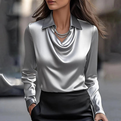 Halsia - Glänsande blus med plisserad hals ,  chic & tidlös